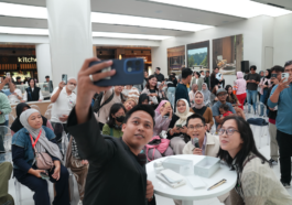 Antrean Panjang untuk Penjualan Awal Oppo Reno13 Series 5G