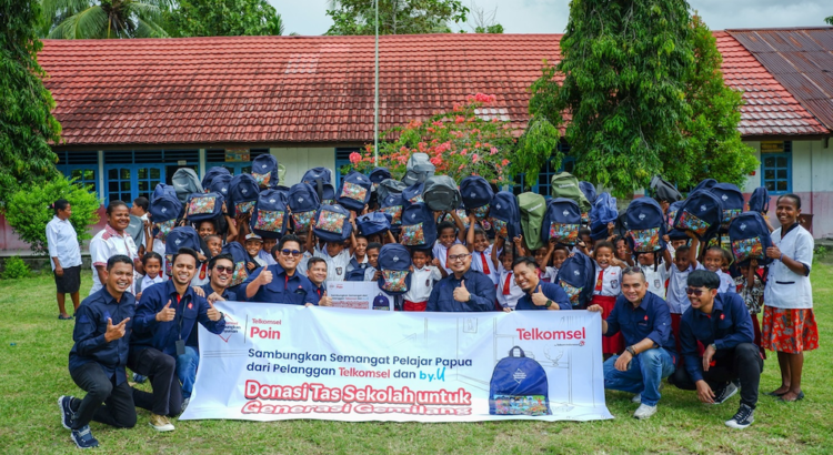 Telkomsel Hadirkan Program Tukar Poin untuk Salurkan Tas Sekolah